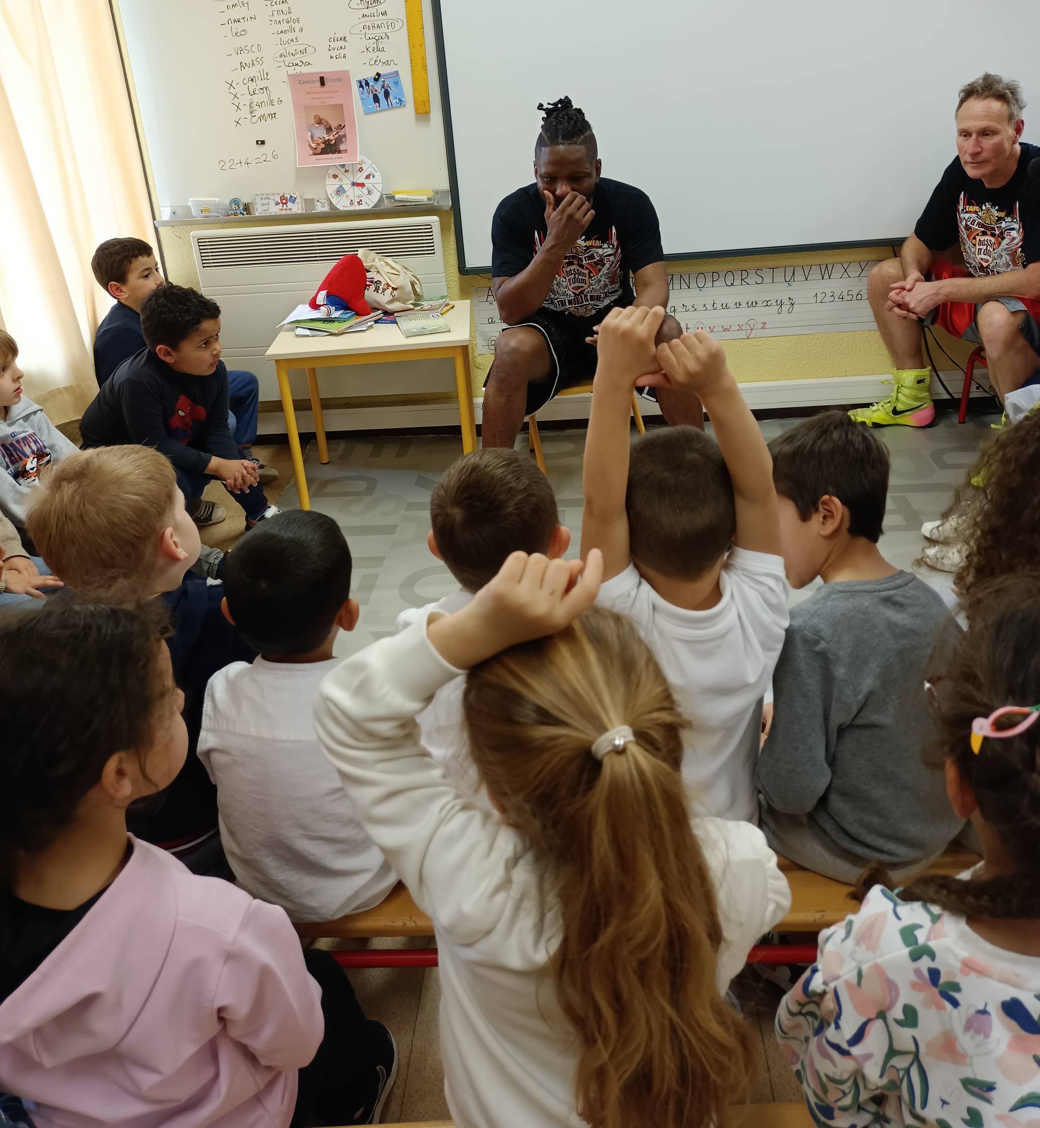 Sourire aux Jeux, l’école maternelle Saint-Antoine  Reçoit le boxeur Hassan N’Dam, 6 fois champion de monde.