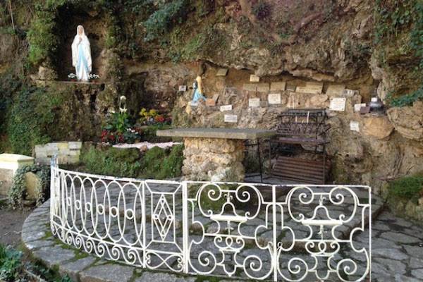 Un Voyage Spirituel au Cœur des Savoir-Faire de Grasse Redécouvrez le Pèlerinage de Notre-Dame de Valcluse :