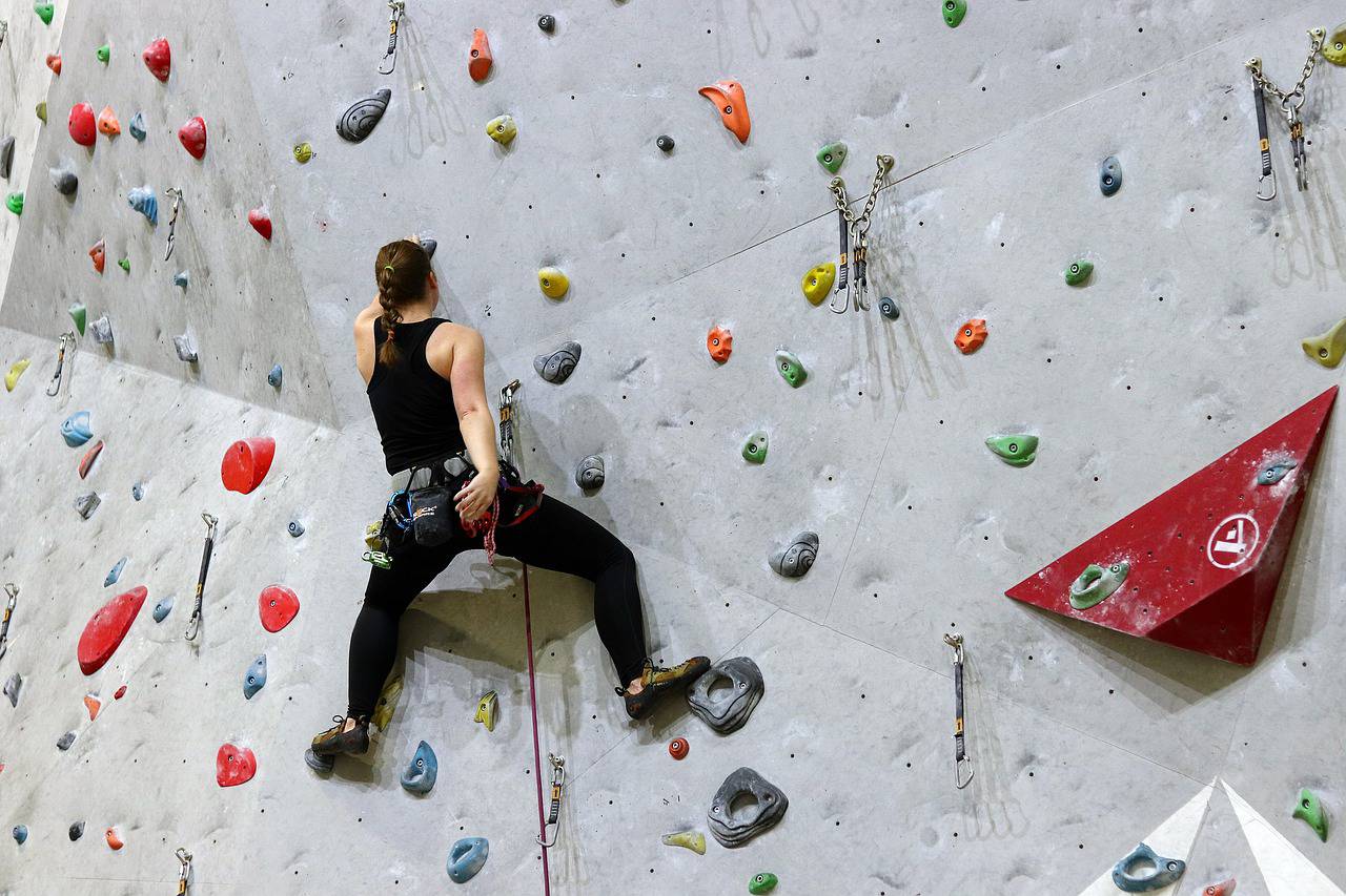 Le Plaisir de l’Escalade Bloc : Un Sport Accessible à Tous Découvrez l'Escalade Bloc lors de l'Inauguration de la Nouvelle Salle à La Roque Esclapon