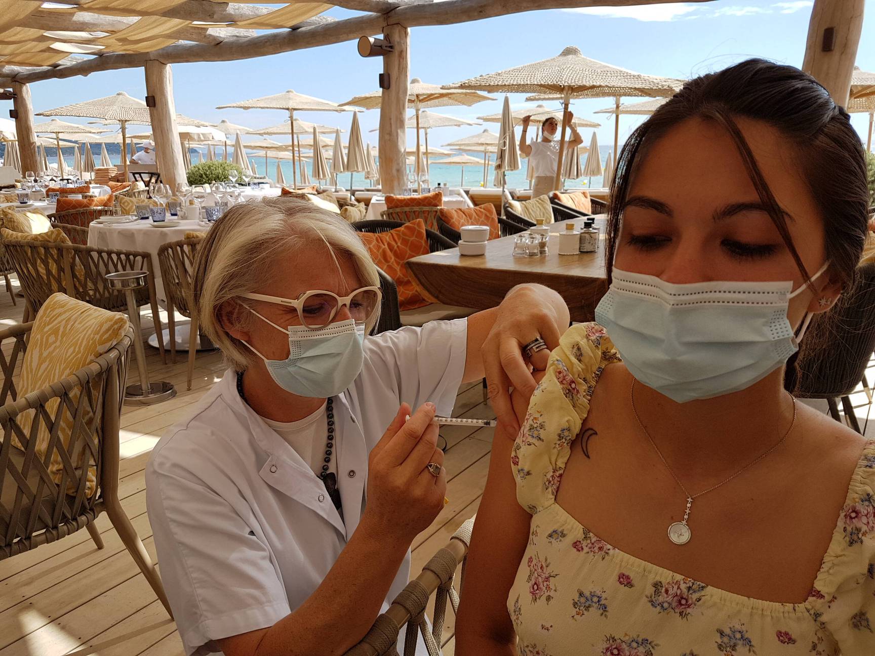 Vaccination des saisonniers sur les plages de Pampelonne