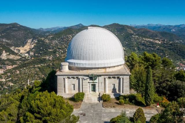 Les Astres et le Cosmos; Circa; Observatoire Côte d'Azur; Dominique Blais, Sophie Blet, Evan Bourgeau, Eric Caligaris, Caroline Challan Belval, Camille Franch-Guerra, Patrick Frega, Isabelle Giovacchini, Jérôme Grivel, Delphine Mogarra, Ève Pietruschi, Duo Todèl & Delphine Wibaux