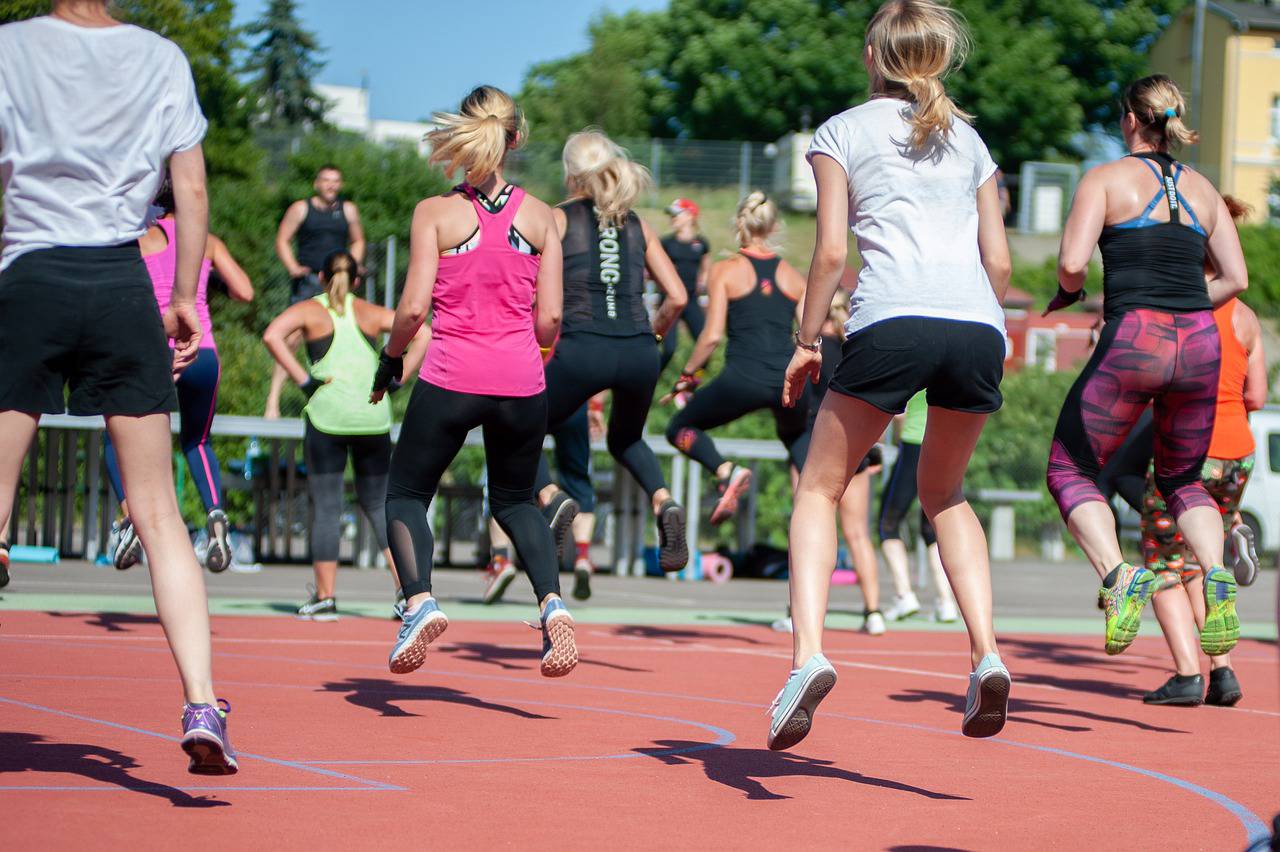 plus de sport au collège  ; Poney ; Kin-Ball ; Zumba ; collège St Hilaire ; Jean-Claude Geney ; Laurent Le Mercier ; Emmanuelle Laffargue ; Jérôme Viaud ;