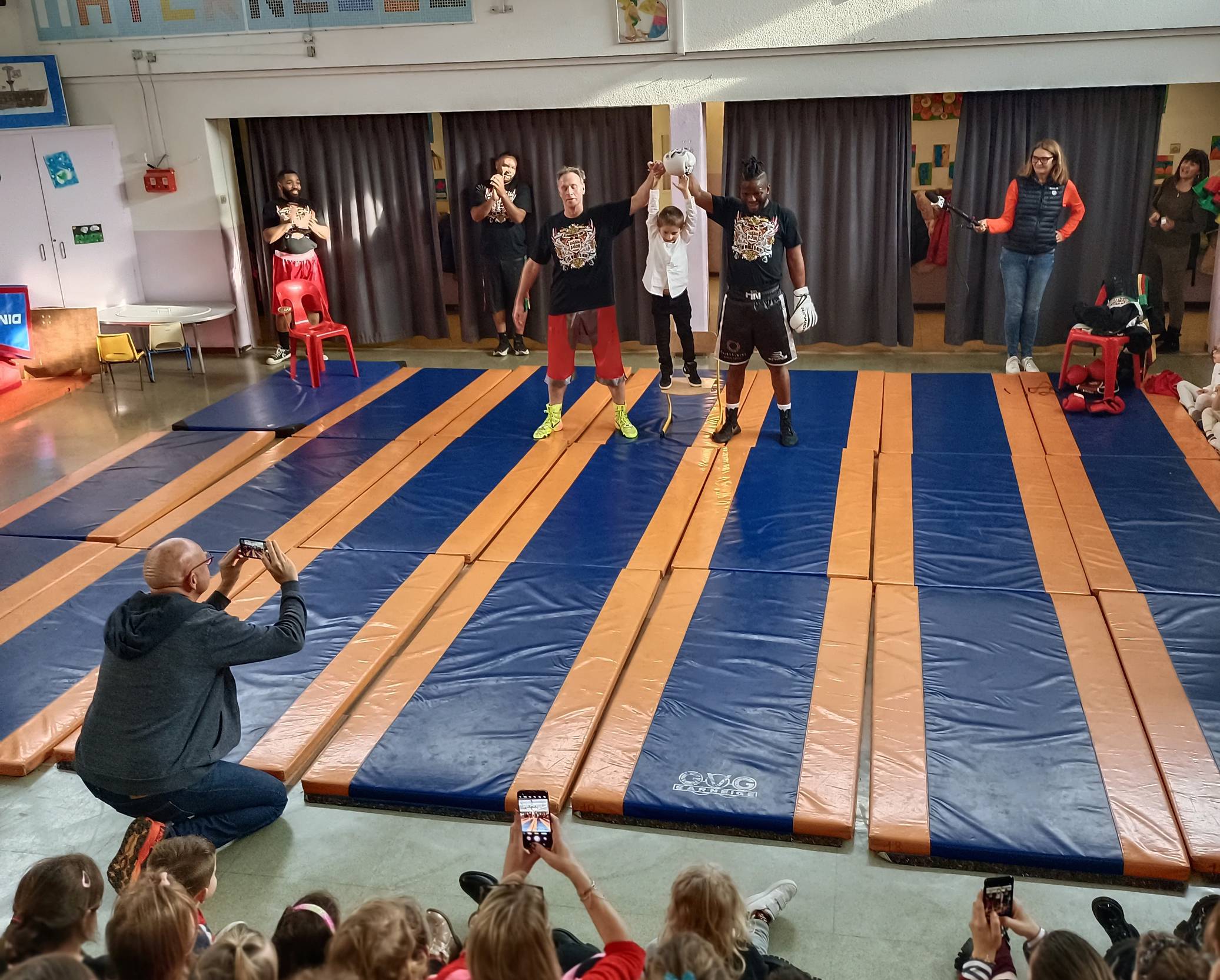 Sourire aux Jeux, l’école maternelle Saint-Antoine  Reçoit le boxeur Hassan N’Dam, 6 fois champion de monde.