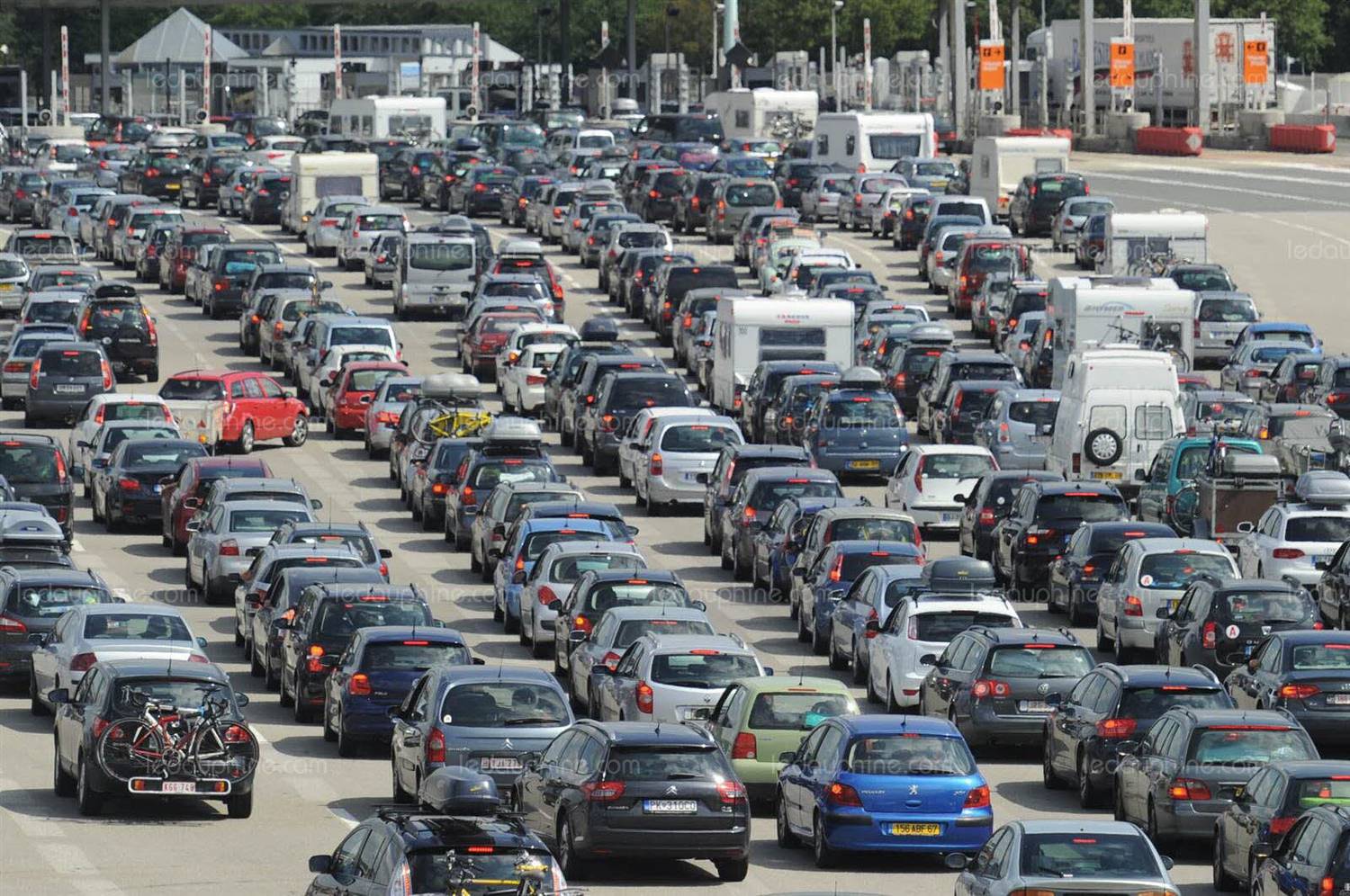 Trafic autoroutier; fin des vacances; bouchon; circulation.