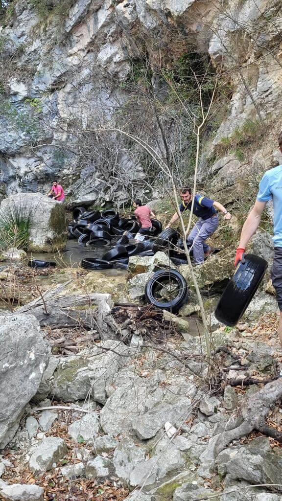 trois cents pneus jetés dans le loup ; Pollution ; Gourdon ; Tourrettes sur loup : Eric Mèle ; Fréderic Poma ; PNR Préalpes d’Azur