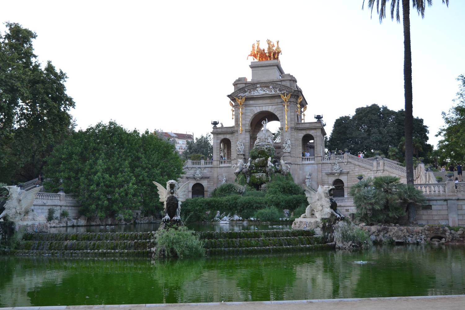 Sagrada Família ; Camp Nou ; Gaudi ; Casa Batllo ; Montjuic ; parc Ciudadela ; Mar bella