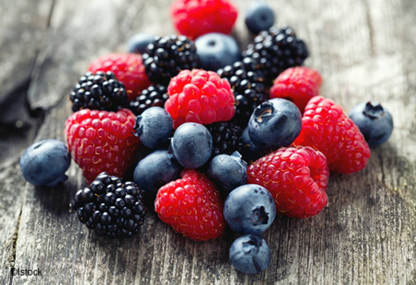 Mousse au chocolat blanc et coulis de fruits rouges