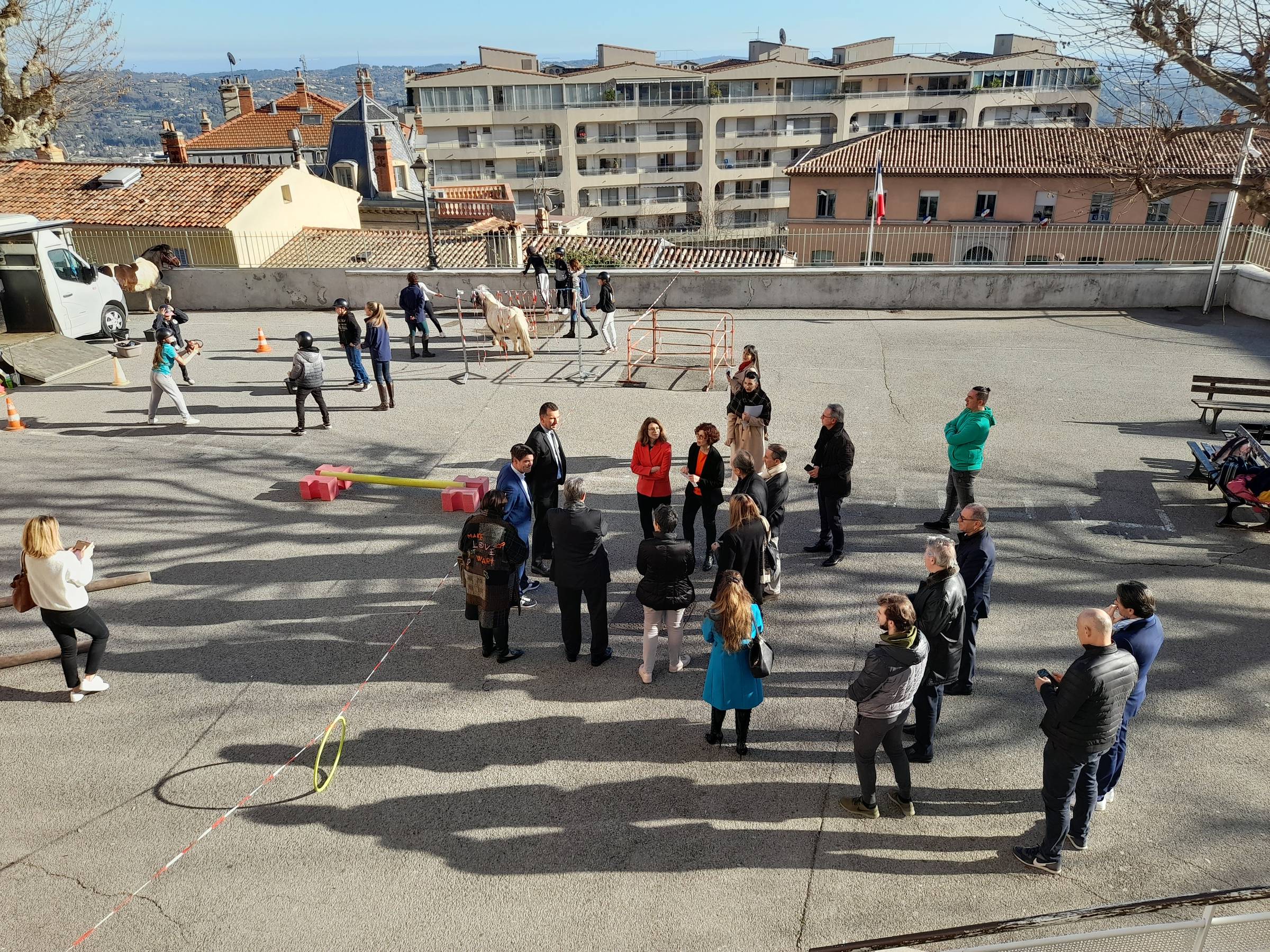 plus de sport au collège  ; Poney ; Kin-Ball ; Zumba ; collège St Hilaire ; Jean-Claude Geney ; Laurent Le Mercier ; Emmanuelle Laffargue ; Jérôme Viaud ;