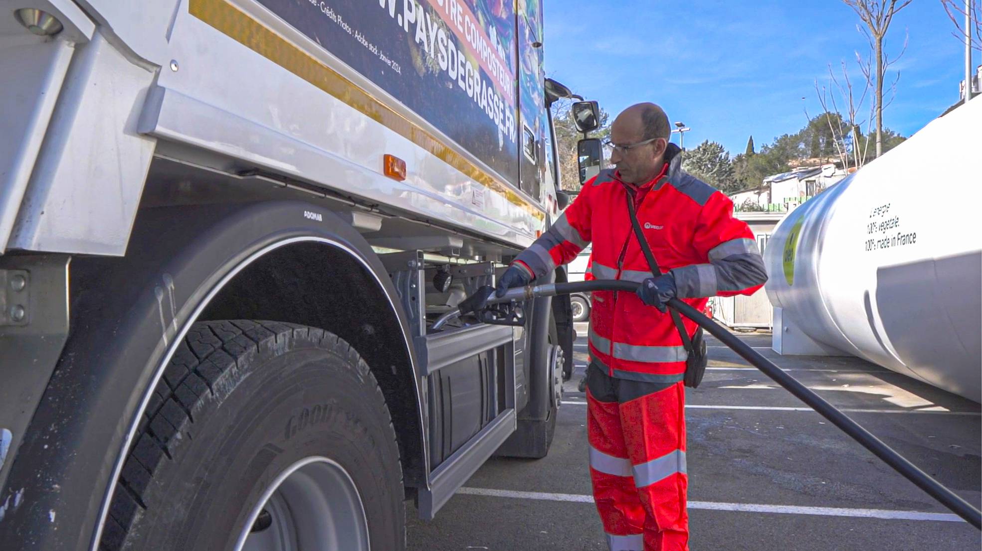 Dans le Pays de Grasse, on roule aussi avec des fleurs ! Des camions bennes alimentés au biocarburant…