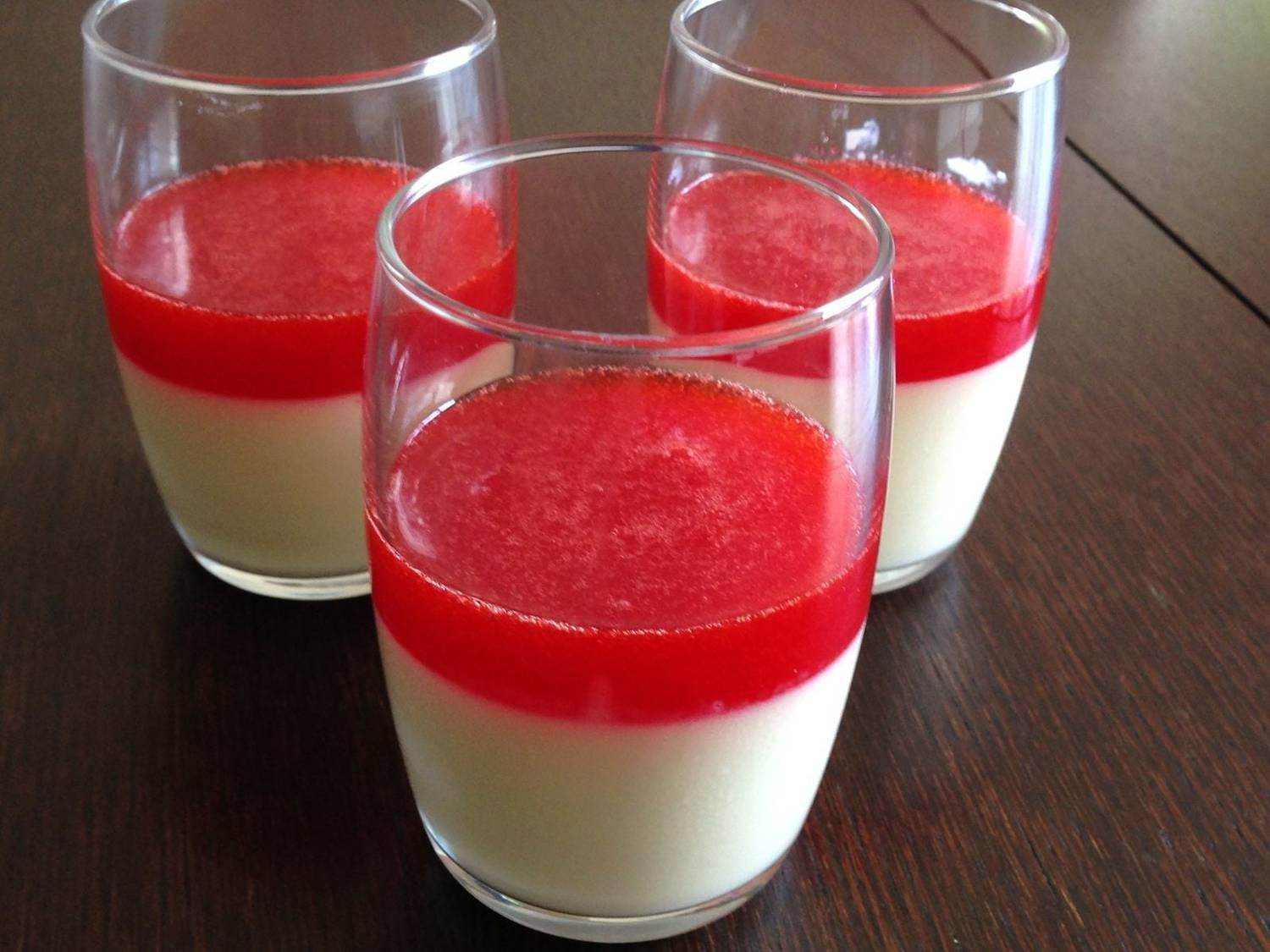 Mousse au chocolat blanc et coulis de fruits rouges