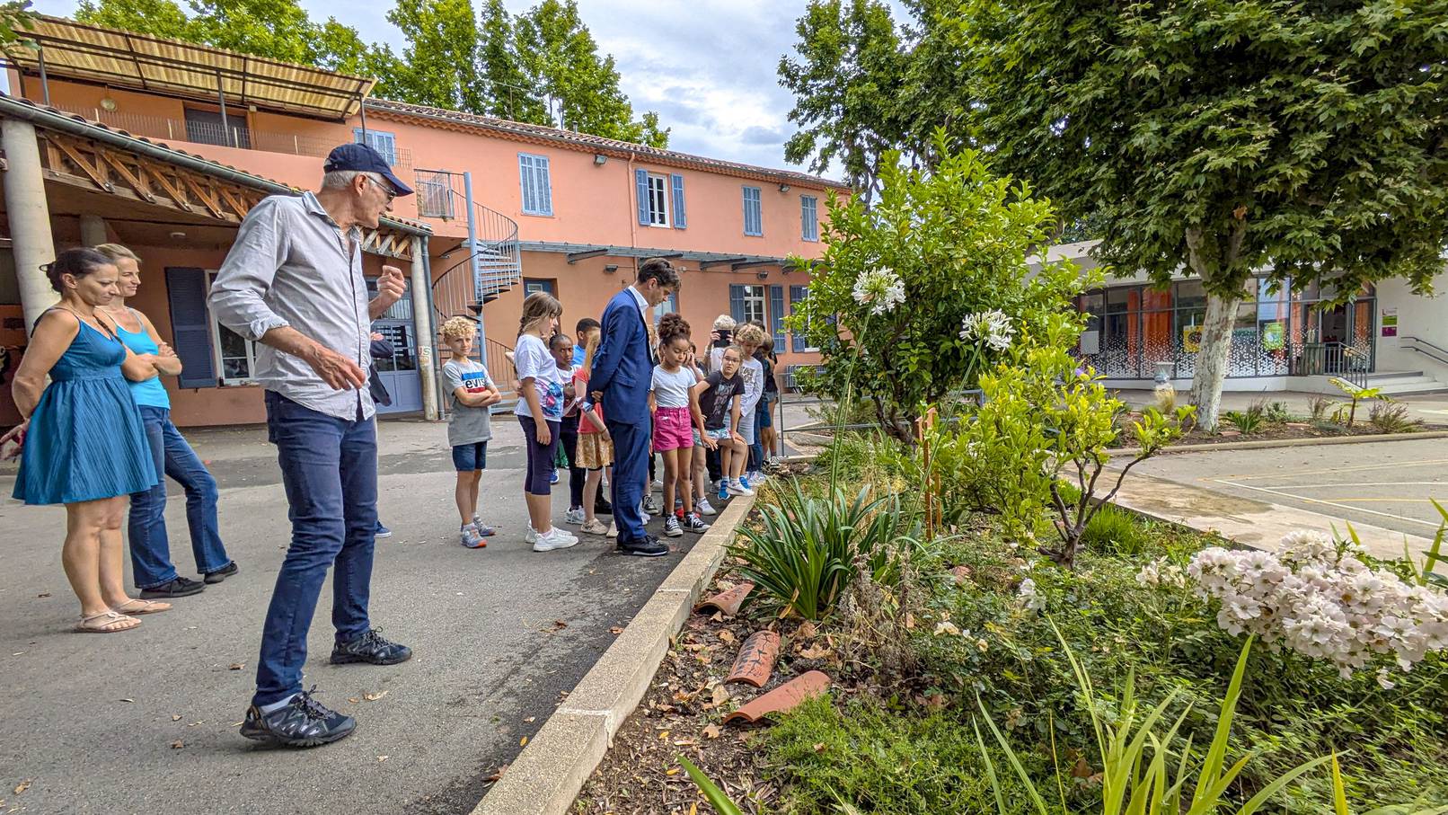 Un Jardin Botanique dans la Cour de Récré de l'École Saint-Mathieu  Une Initiative pour un Avenir Durable