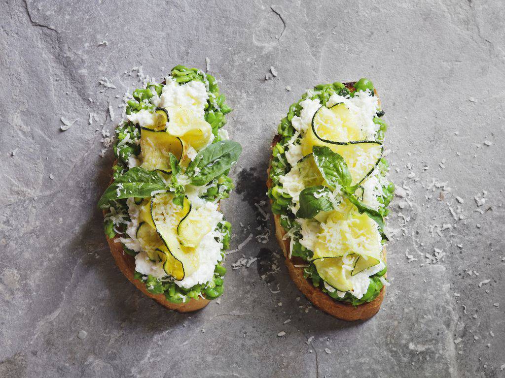 Tartines ricotta, courgettes, purée de petit-pois et menthe… Ricotta, zucchini, pea and mint purée…