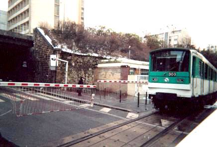 Le dernier passage à niveau de paris; rue de Lagny