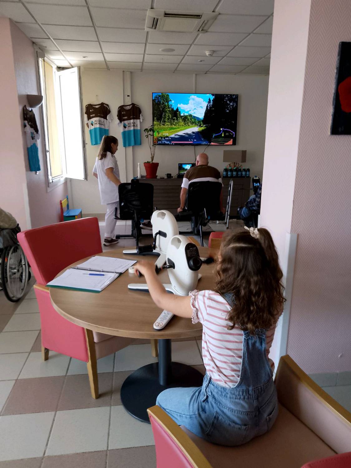 Les éclaireurs du Tour à l'hôpital de Grasse Les résidents de l’EHPAD du Petit Paris ont été retenus pour participer au Eclaireurs du Tour 2024.