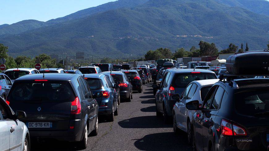 Trafic autoroutier; fin des vacances; bouchon; circulation.