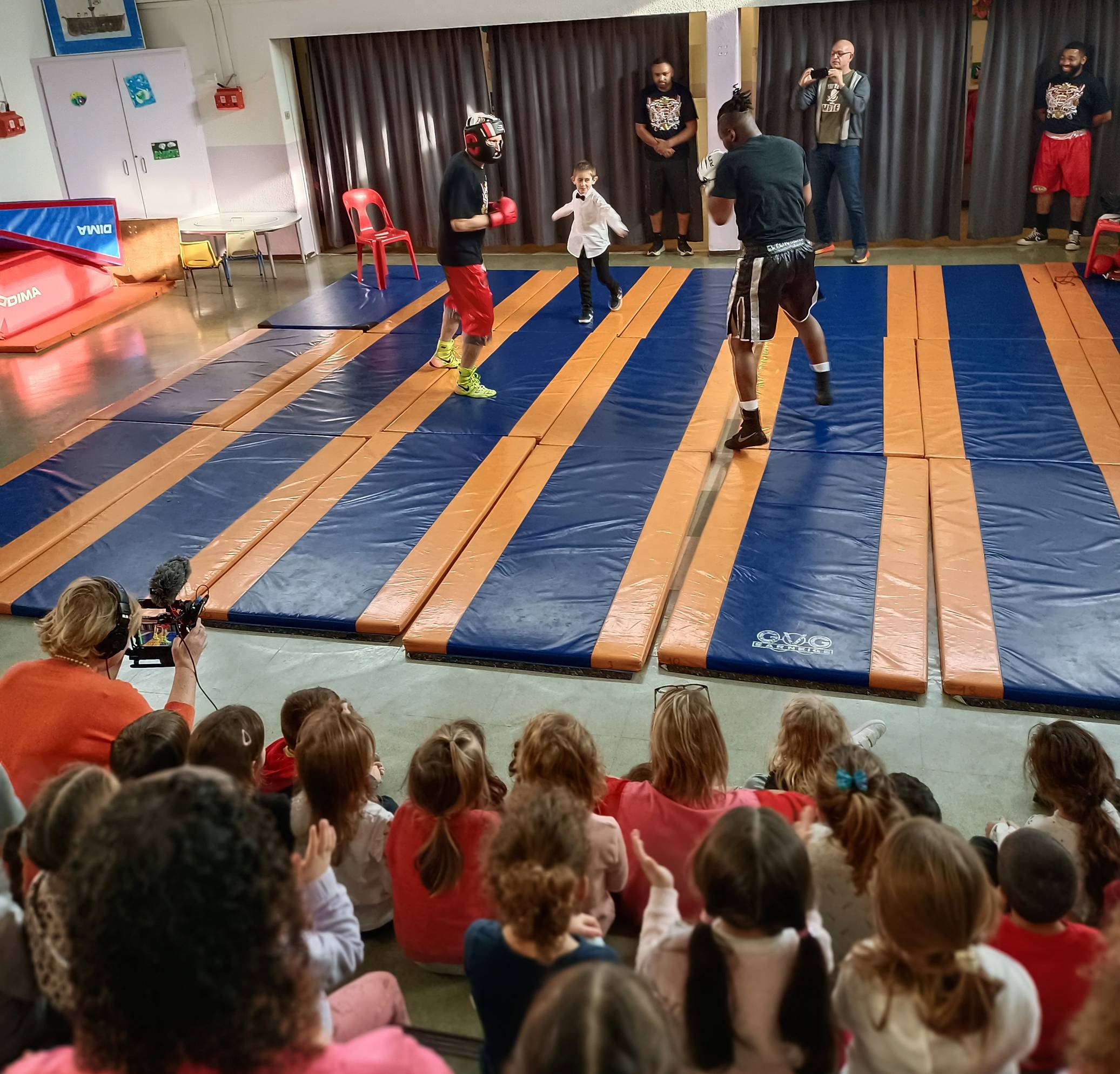 Sourire aux Jeux, l’école maternelle Saint-Antoine  Reçoit le boxeur Hassan N’Dam, 6 fois champion de monde.