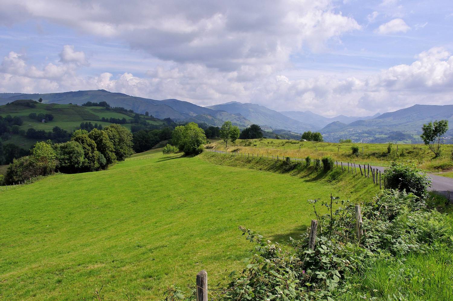 Route des crêtes ; Abbatiale Saint-Géraud ; château Saint-Étienne ; Puy Mary ; stratovolcan ; mont Cantal ; Aurillac