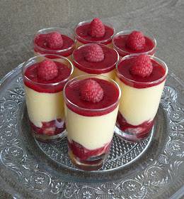 Mousse au chocolat blanc et coulis de fruits rouges