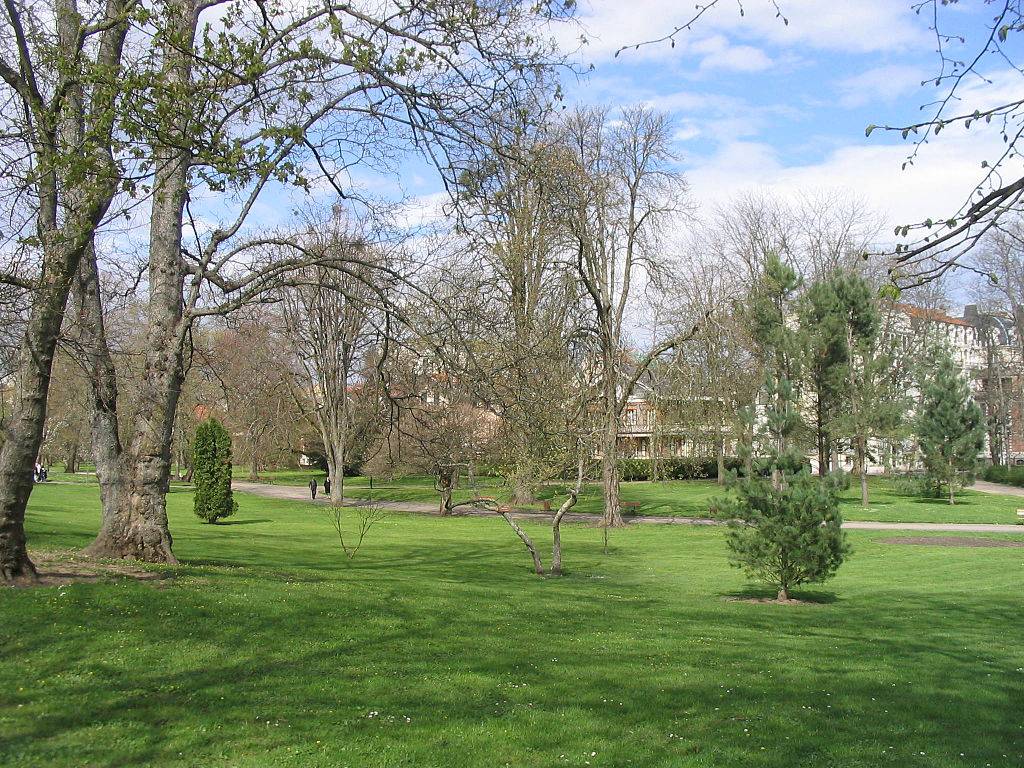 Château castel Franc ; Hall Des Sources ; Vichy ;  opéra Vichy ; Palais Congrès ; parc Napoléon 3 ; buste