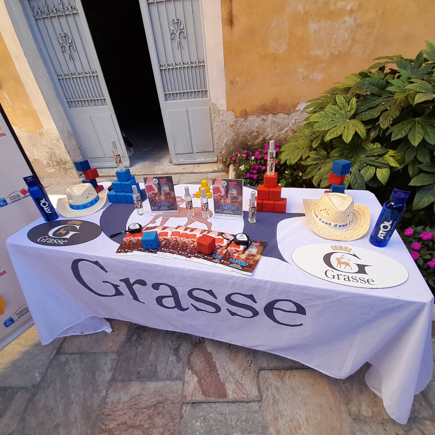 Mondial Parfumé de Boules Carrées Yves Becchetti  ; Chaussettes jaunes ; association du Cœur à l’école ; Jérôme Viaud ; Gilles Rondoni ; Karine Deracco ; Place du Petit Puy ; Jean-François Laporte ; Les amoureux du vieux grasse ; Championnat du monde de boules carrées de Cagnes sur mer