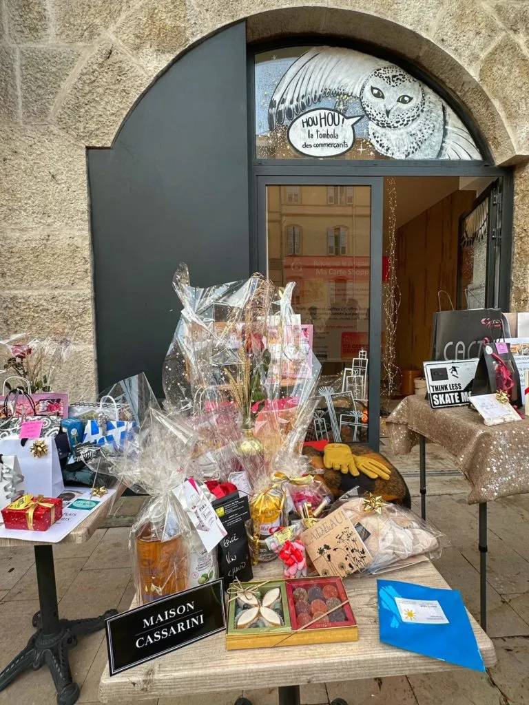 C’est encore Noël ! Trois familles grassoises se partagent la vitrine de Noël