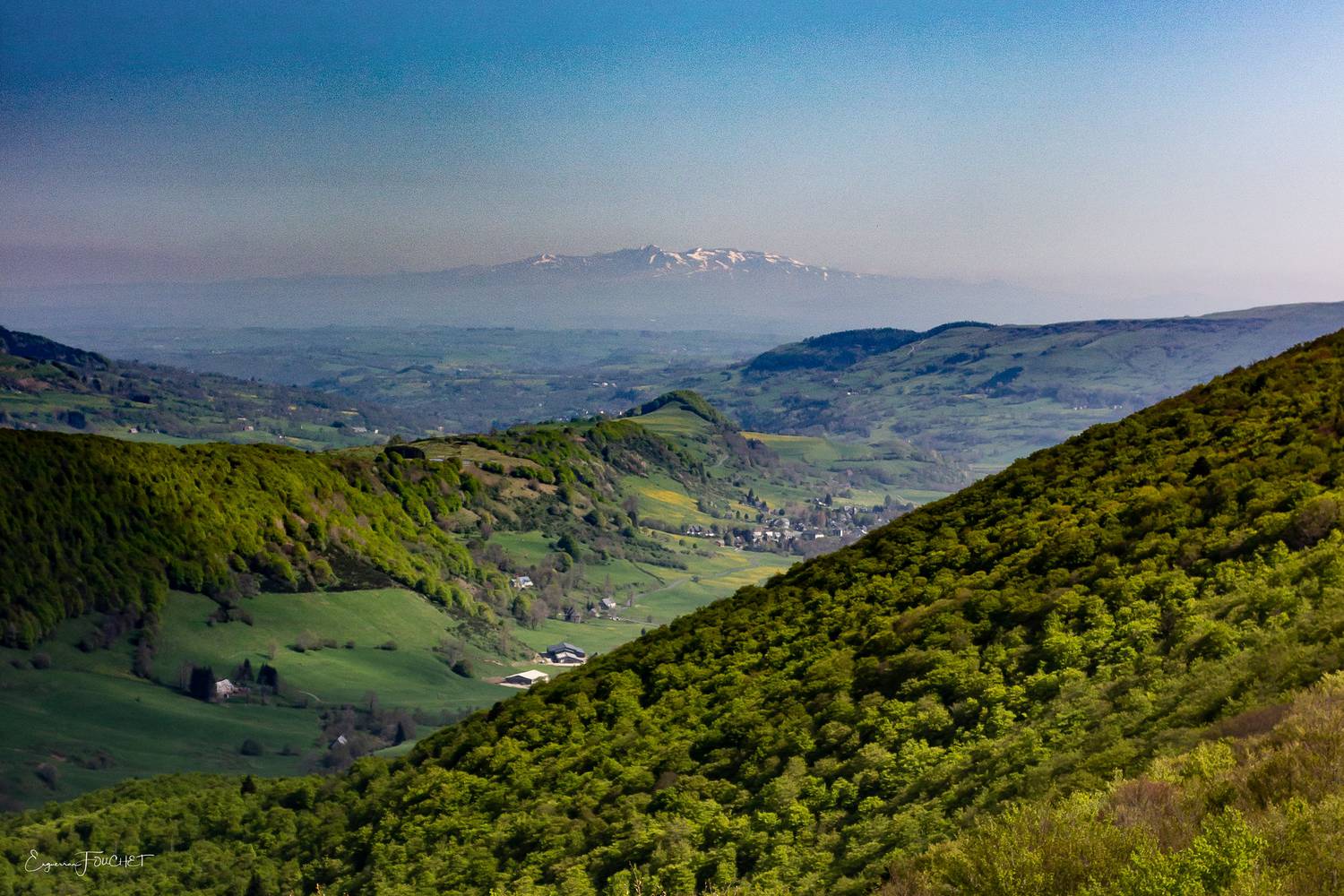 Route des crêtes ; Abbatiale Saint-Géraud ; château Saint-Étienne ; Puy Mary ; stratovolcan ; mont Cantal ; Aurillac