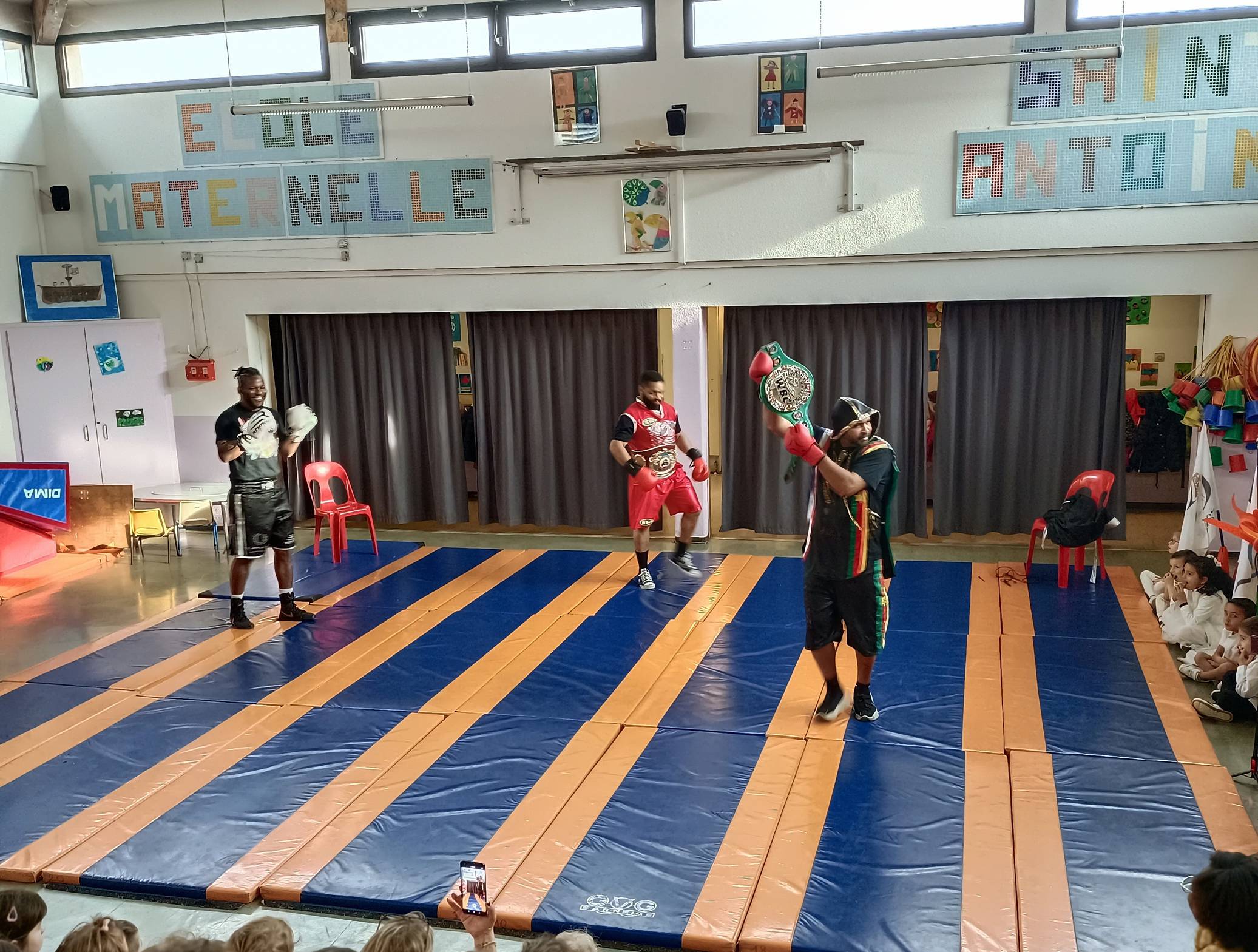 Sourire aux Jeux, l’école maternelle Saint-Antoine  Reçoit le boxeur Hassan N’Dam, 6 fois champion de monde.