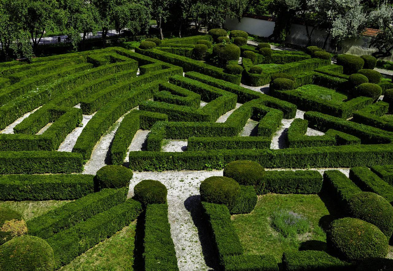 Le schéma du labyrinthe Vise à nous améliorer par un travail sur nous-même ; Conférence ; Tourrettes-Var