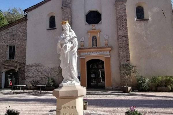 Un Voyage Spirituel au Cœur des Savoir-Faire de Grasse Redécouvrez le Pèlerinage de Notre-Dame de Valcluse :