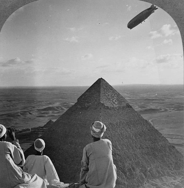 le dirigeable allemand Graf Zeppelin commence un vol autour du monde. the German airship Graf Zeppelin begins a flight around the world.