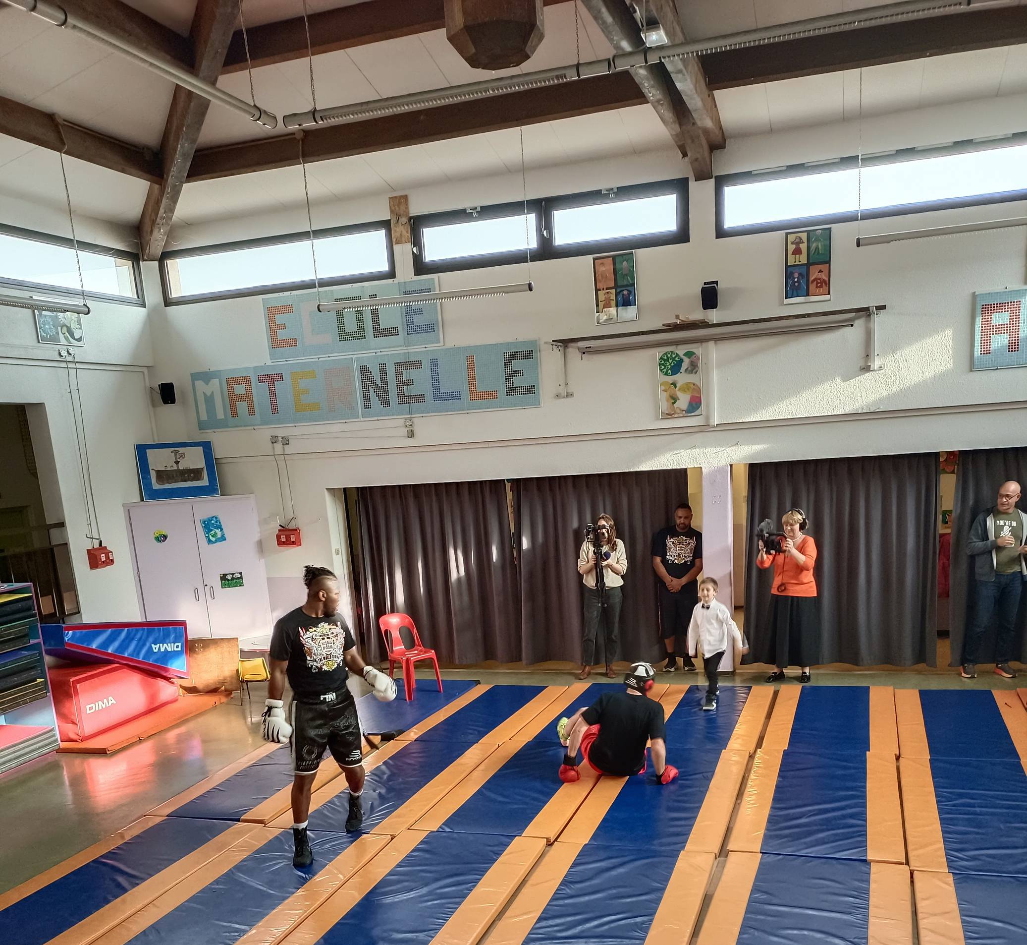 Sourire aux Jeux, l’école maternelle Saint-Antoine  Reçoit le boxeur Hassan N’Dam, 6 fois champion de monde.