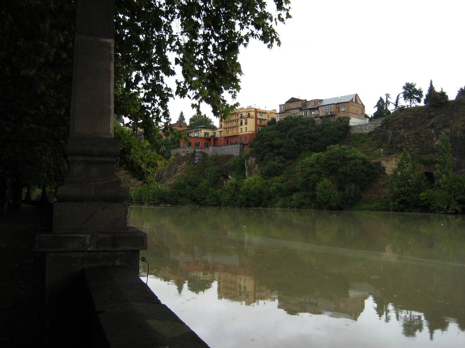 vieille ville ; Narikala Fortress ; Sulfur Baths ; source chaude ; cathédrale Trinité ;  rivière Mtkvari