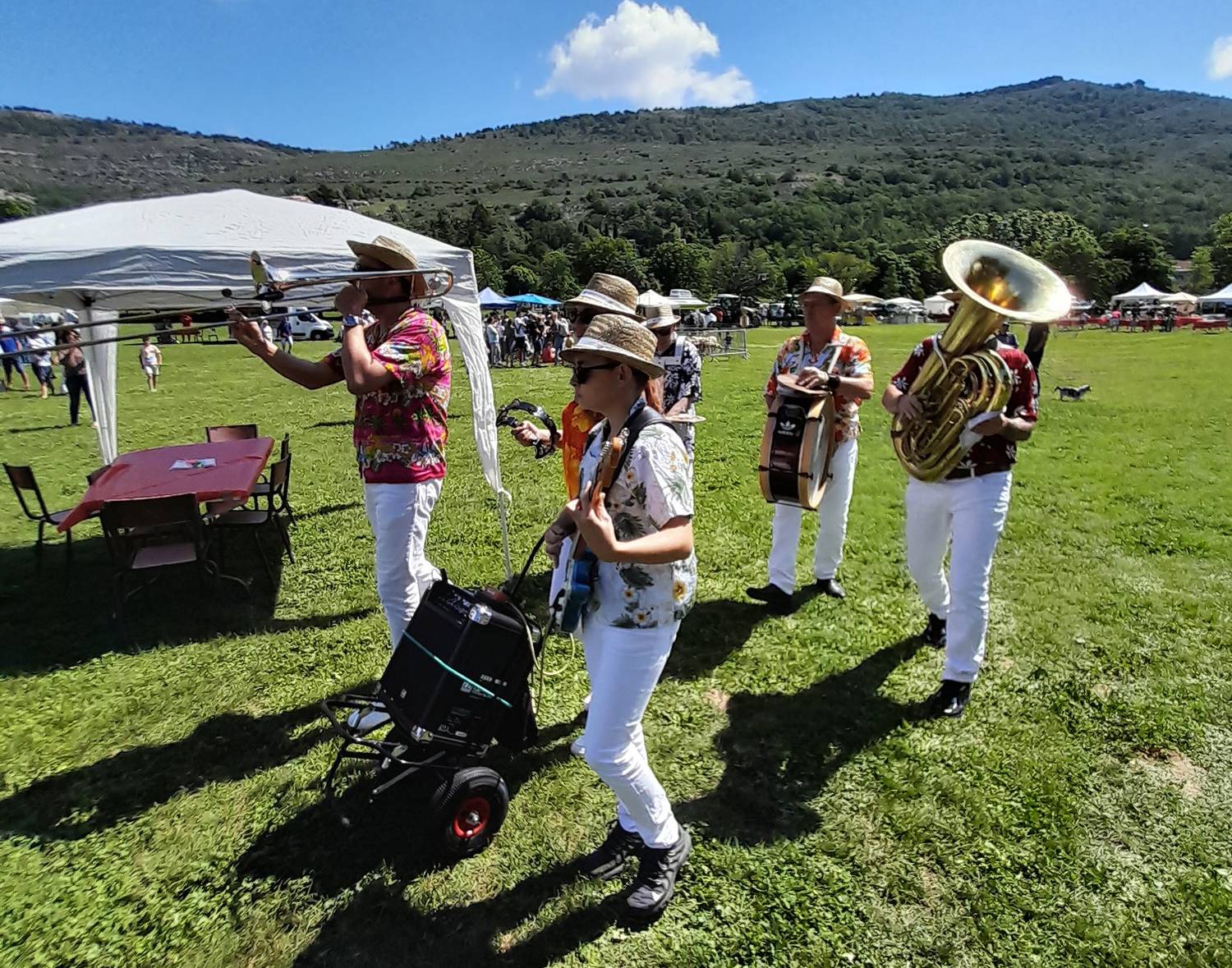 jeunes agriculteurs ; fête ; Jean-Marc Délia ; Dominique Estrosi Sassone ; Jérôme Viaud ; Michèle Paganin ; Michèle Olivier ; Alexandra Pascal ; Michel Dessus ; Jean-Philippe Frère ; Raoul Castel ; Claude Ceppi ; Saint-Vallier de Thiey ; Pays de Grasse ; Champignons ; Fromage de chèvre ; Bière.