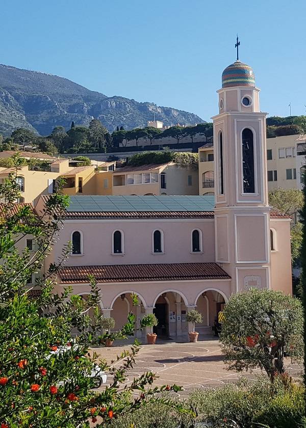 Installation de panneaux photovoltaïques sur le toit de l’Eglise Saint-Nicolas.à Monaco