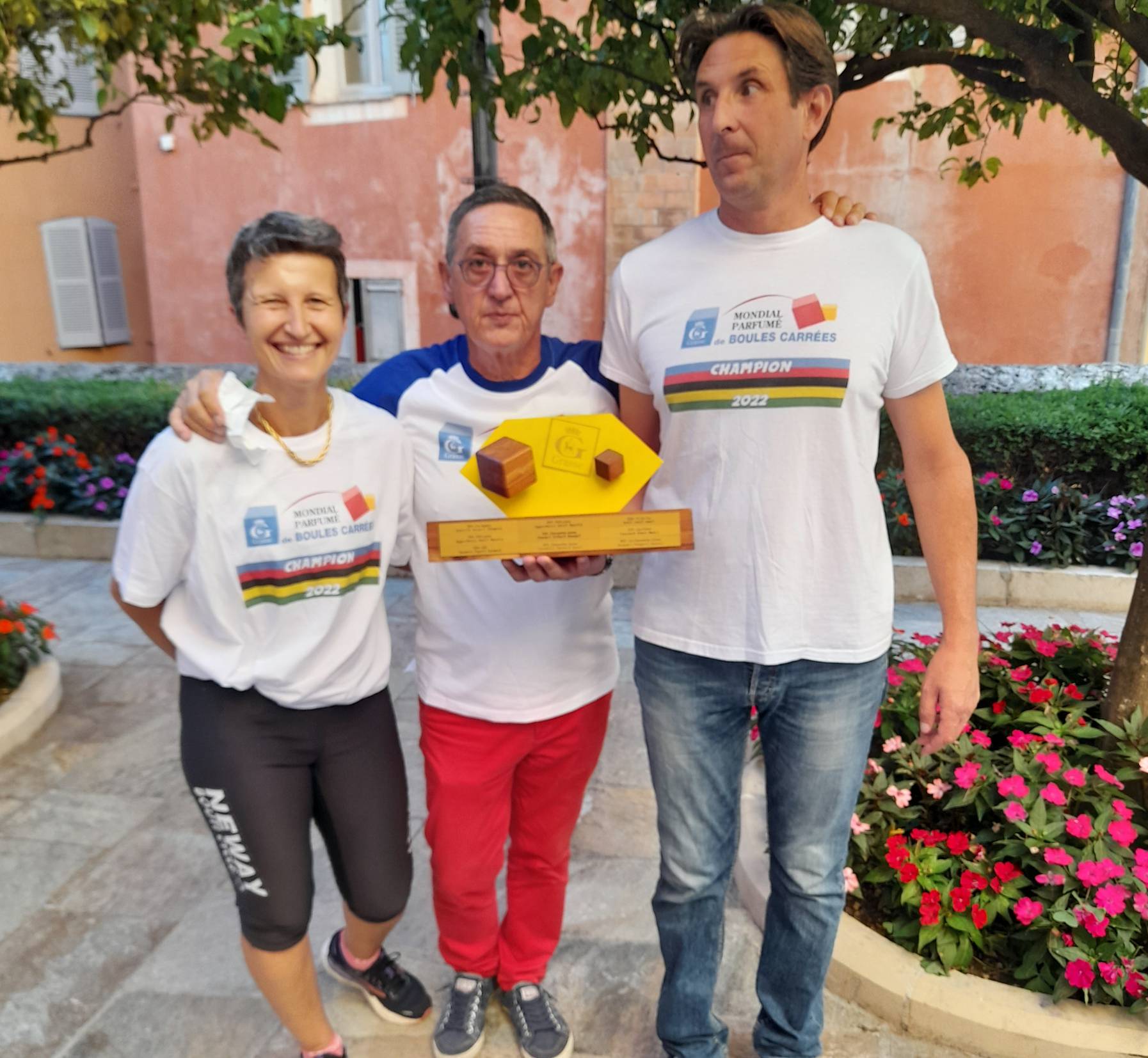 Mondial Parfumé de Boules Carrées Yves Becchetti  ; Chaussettes jaunes ; association du Cœur à l’école ; Jérôme Viaud ; Gilles Rondoni ; Karine Deracco ; Place du Petit Puy ; Jean-François Laporte ; Les amoureux du vieux grasse ; Championnat du monde de boules carrées de Cagnes sur mer