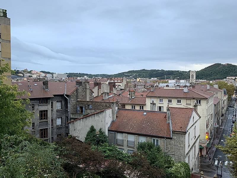 Gare de Châteaucreux ; place Jean Jaurès ; cathédrale Saint-Charles ; stade Geoffroy Guichard ; colline Crêt-de-Roc ; parc Pilat