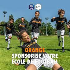 Le club de football de Mandelieu-la-Napoule, Orange.