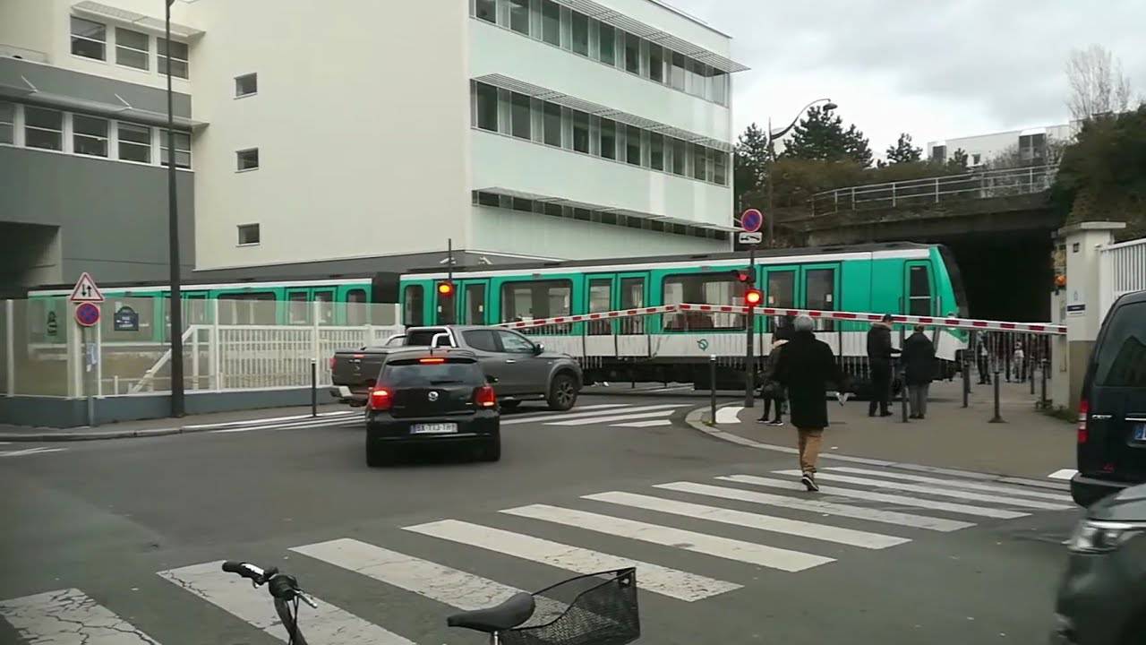 Le dernier passage à niveau de paris; rue de Lagny