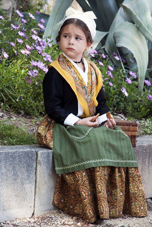 Lengo loucalo e prouvençau ; Langues locales et provençal; Traditions