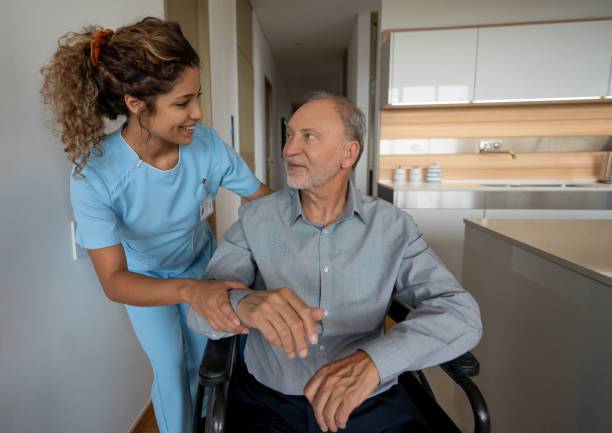 Aide à domicile ; Auxiliaire de vie ; Pole Domicile ; Vallauris ; Accompagnement ; Dépendance ;