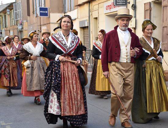 Lengo loucalo e prouvençau ; Langues locales et provençal; Traditions