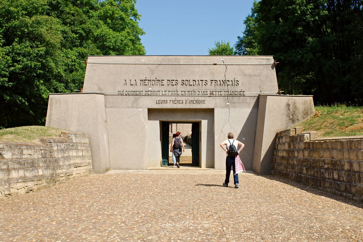 Centre Mondial de la Paix ; droits de l'homme ; Cathédrale Verdun ; Ossuaire  Douaumont ; Tranchée des Baïonnettes, Verdun ; commémoration ; village détruit