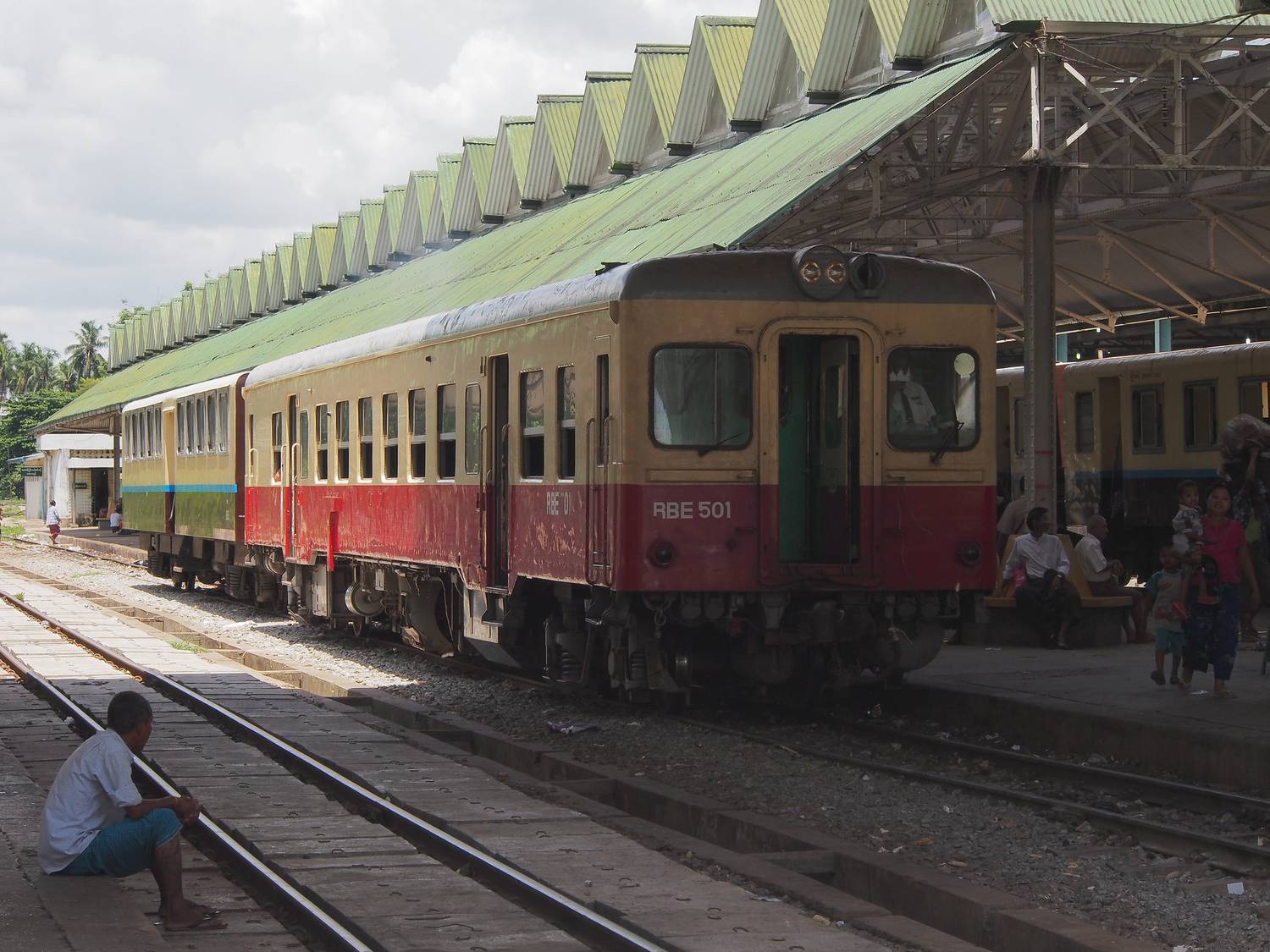 pagode Shwedagon ; secrétariat ; quartier colonial ; train circulaire ; Bouddha ;  Paya Chaukhtatgyi ; train circulaire