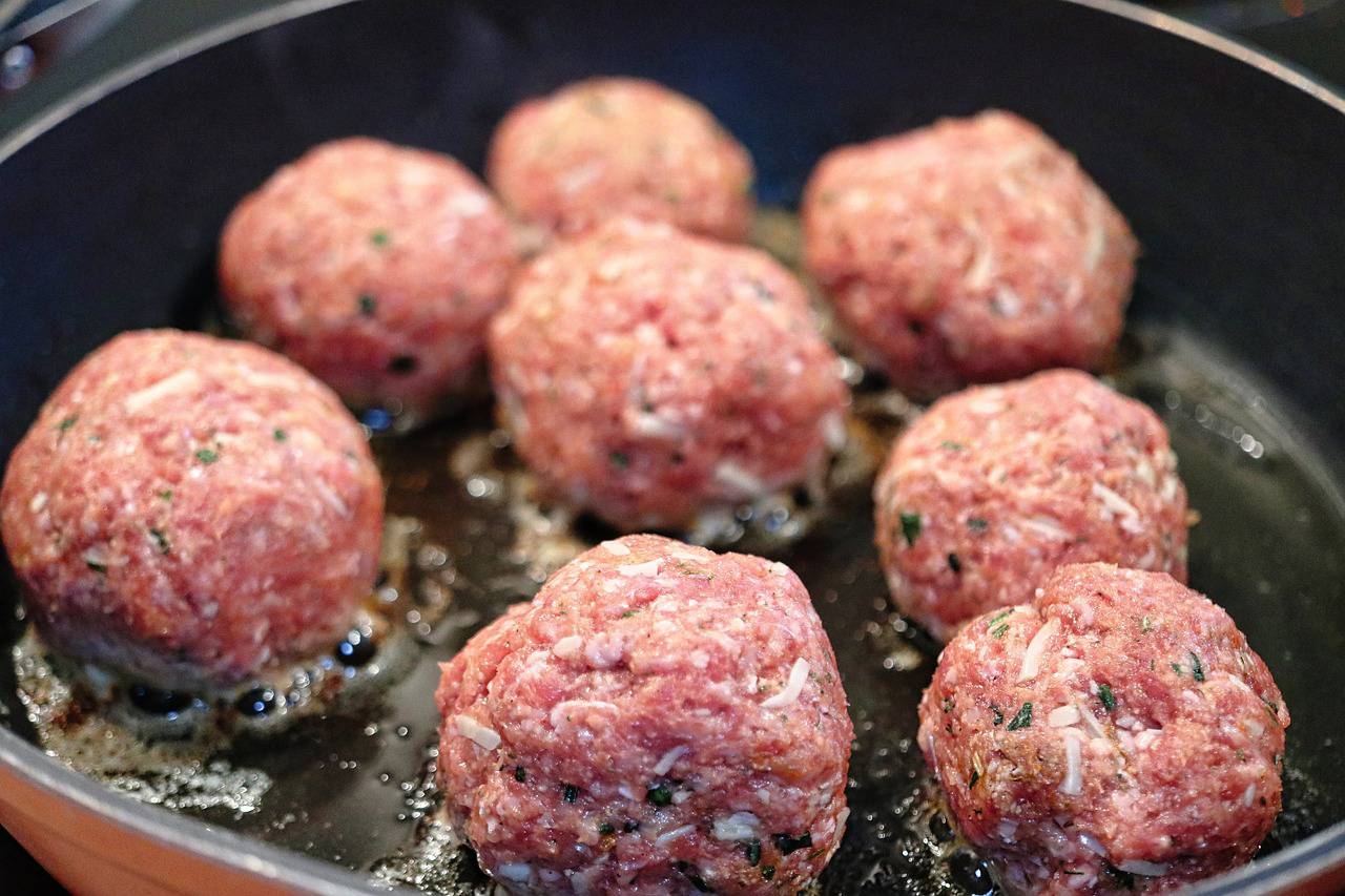 Boulettes de veau aux herbes aux légumes du soleil. Veal meatballs with herbs and sunny vegetables.