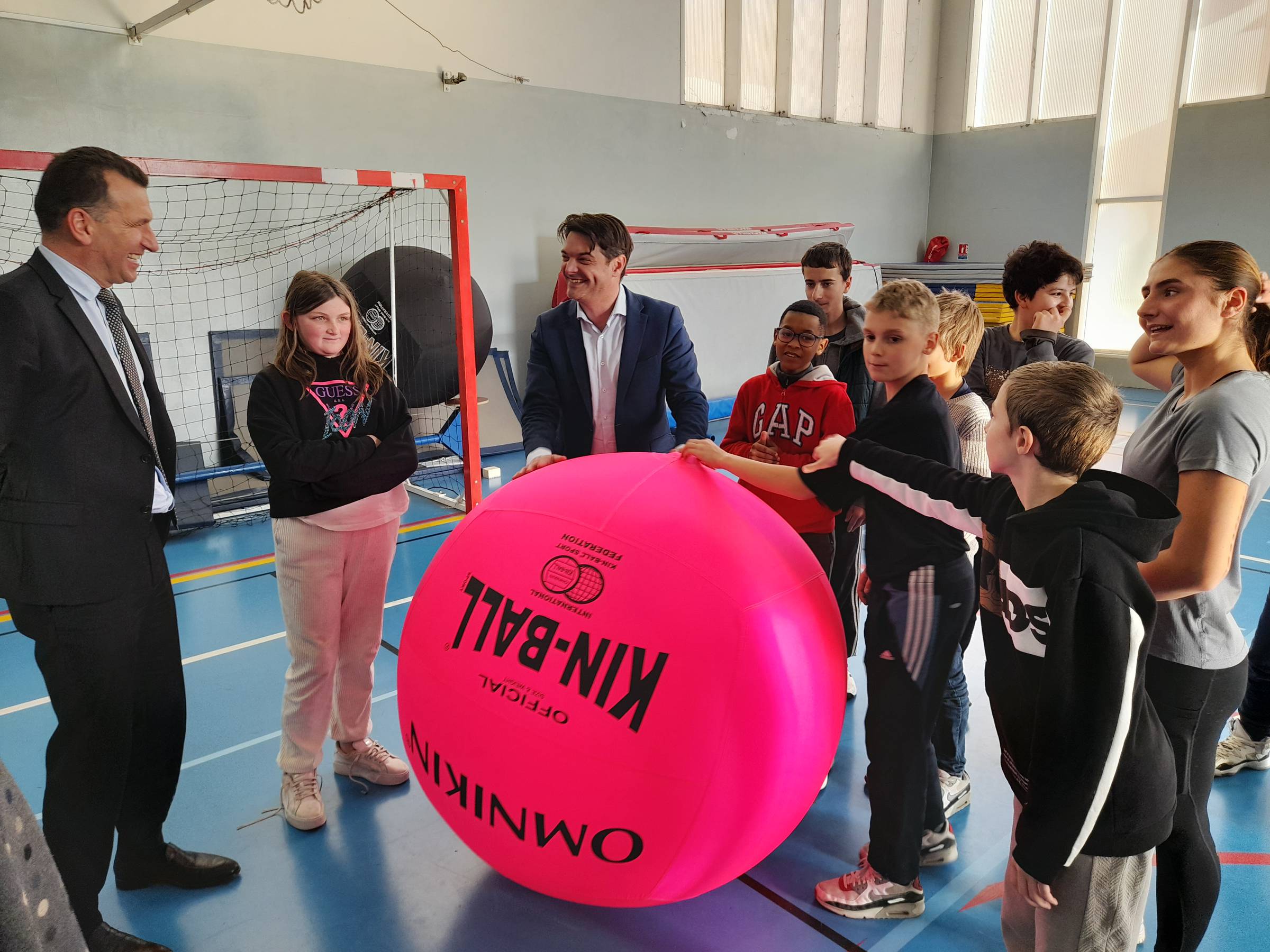 plus de sport au collège  ; Poney ; Kin-Ball ; Zumba ; collège St Hilaire ; Jean-Claude Geney ; Laurent Le Mercier ; Emmanuelle Laffargue ; Jérôme Viaud ;