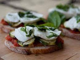 Tartines ricotta, courgettes, purée de petit-pois et menthe… Ricotta, zucchini, pea and mint purée…