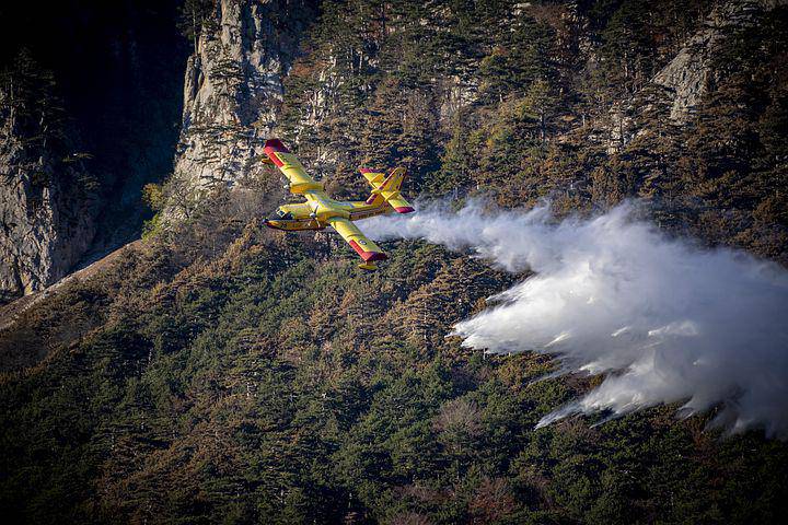 Collongues ;  Amirat ; Feux de forêt ; Jean-Louis Conil ; Raoul Castex ; Canadair