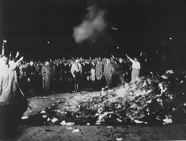 autodafé à Berlin où les Nazis brûlent sur la place publique plus de 25 000 livres