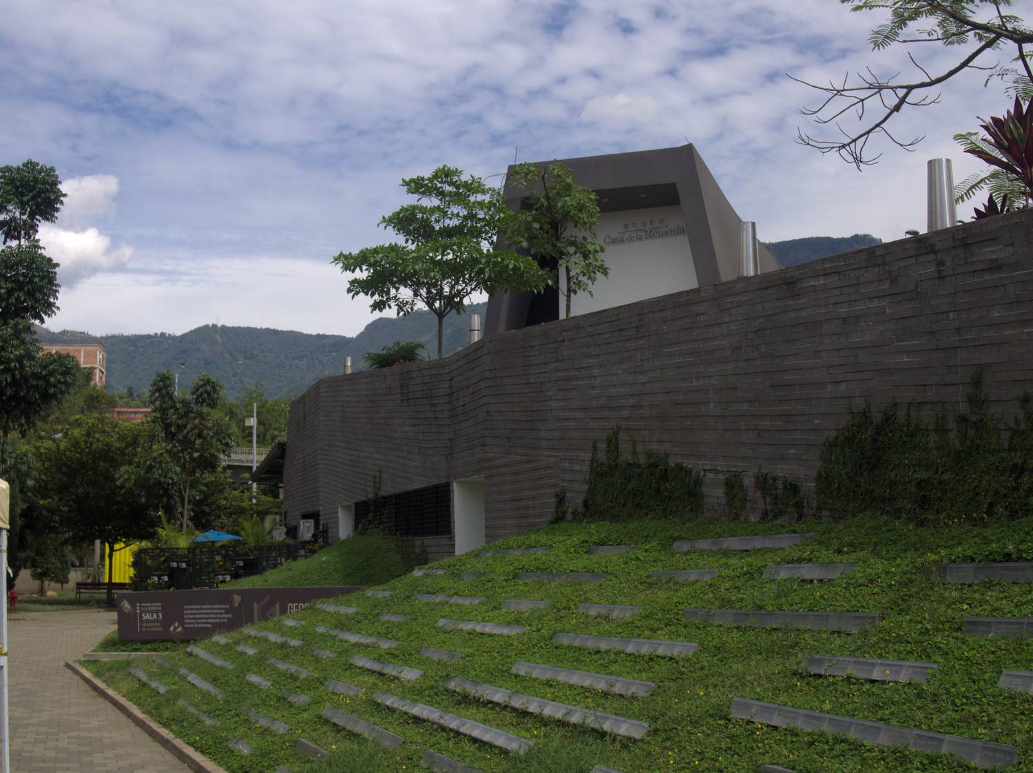 Palais  Culture Rafael Uribe ; Medellín ; parc Berrío ; maison de la mémoire , trafic de drogue Pablo Escobar ; Peñón de Guatapé ; monolithe ; Cordillère Centrale ; Cordillère des Andes