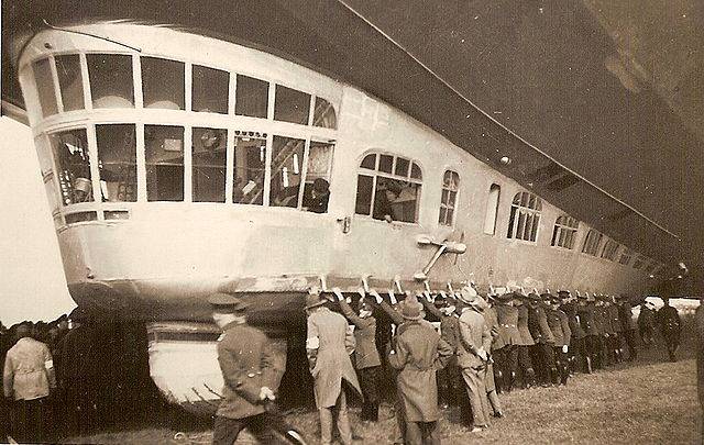 le dirigeable allemand Graf Zeppelin commence un vol autour du monde. the German airship Graf Zeppelin begins a flight around the world.